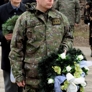 Jediný, čo prežil leteckú katastrofu bol Martin Farkaš. Každý rok sa chodí pokloniť padlým kamarátom.