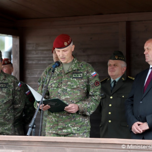 Minister Gajdoš odovzdal elitným vojakom nové vozidlá