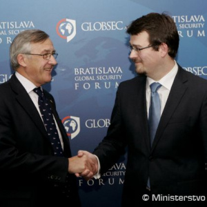 štátny tajomník MO SR Róbert Ondrejcsák sa stretol so štátnym tajomníkom Ministerstva obrany V. Británie Geraldom Howarthom na bilaterálnom rokovaní 