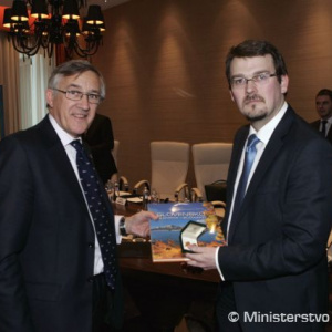 výmena protokolárnych darov po skončení rokovania