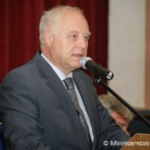 Veteránom aj ostatným hosťom sa v mene ministra obrany Ľubomíra Galka prihovoril vedúci služobného úradu MO SR Peter Plučinský 