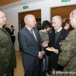 Peter Plučinský a slovenskí generáli s veteránom Štefanom Miklánkom