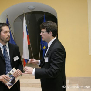 Róbert Ondrejcsák a Jozef Bátora pri neformálnom rozhovore