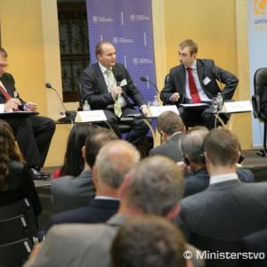 V druhom paneli diskutovali Róbert Rehák,politická sekcia MZV SR, Jaroslav Naď, sekcia obrannej politiky, medzinárodných vzťahov a legislatívy MO SR, Róbert Vass, Slovenská atlantická komisia a Matúš Korba, Centrum bezpečnostných štúdií.