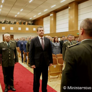 Minister obrany ocenil zamestnancov rezortu