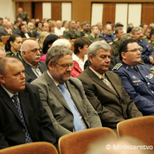 Minister obrany ocenil zamestnancov rezortu