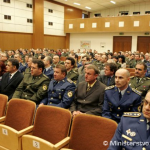 Minister obrany ocenil zamestnancov rezortu