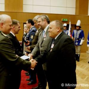Minister obrany ocenil zamestnancov rezortu