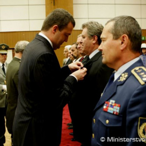 Minister obrany ocenil zamestnancov rezortu