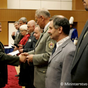 Minister obrany ocenil zamestnancov rezortu