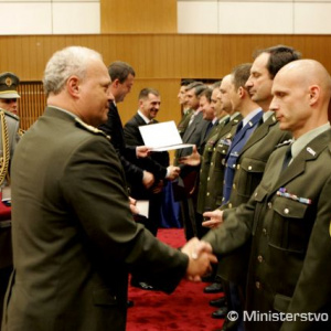Minister obrany ocenil zamestnancov rezortu