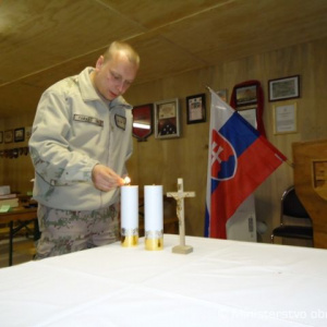 Jediný preživší z roku 2006, Martin Farkaš, zapálil sviečku za svojich kolegov v afgánskom Kamdaháre