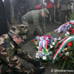 Krutú daň za pôsobenie v misii KFOR si pripomenuli aj náčelníci generálnych štábov Slovenska a Maďarska