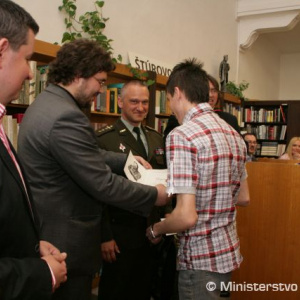 Cenu redakcie Obrana z rúk šéfredaktora si preberá Erik Koritko zo Študenských pohľadov z Košíc