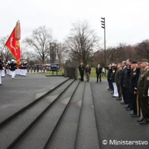 Položenie venca k pamätníku Iwo Jima 