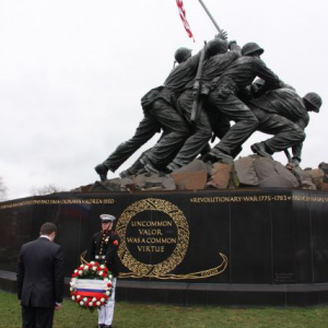 Položenie venca k pamätníku Iwo Jima 