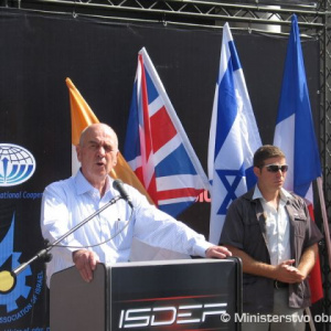 Námestník ministra obrany Izraela Matan Vilnai na otvorení výstavy ISDEF 2010