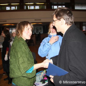 Ministra obrany Ľubomíra Galka v bratislavskom Parku kultúry a oddychu privítala šéfredaktorka Nota Bene Sandra Tordová