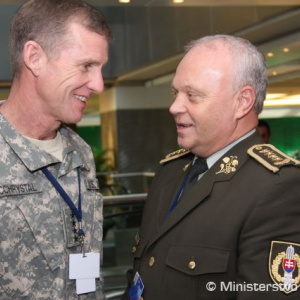 Náčelník Generálneho štábu OS SR generál Ľubomír Bulík s veliteľom vojsk ISAF v Afganistane americkým generálom Stanley McChrystalom 