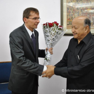 Odovzdávanie si darov s ministrom malého a stredného podnikania Indickej republiky Virbhadrom Singhom