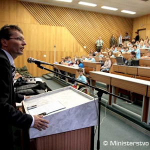 Úvodná prednáška ministra obrany Ľ. Galka o vojenských uniformách 