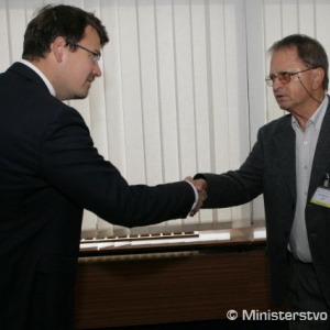 Štátny tajomník Róbert Ondrejcsák a Zdeněk Šťastný zo Zväzu vojakov  v zálohe