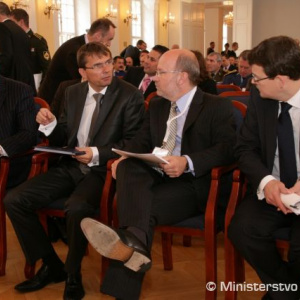 V strede minister obrany Ľubomír Galko a prezident Slovenskej atlantickej komisie Rastislav Káčer