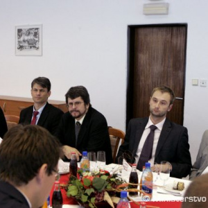 Účastníci stretnutia počas rokovania