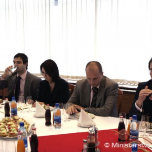 Rokovania viedol štátny tajomník ministerstva obrany Róbert Ondrejcsák napravo, vedľa sedí generálny riaditeľ sekcie obrannej politiky medzinárodných vzťahov a legislatívy Ministerstva obrany SR  Jaroslav Nadˇ 