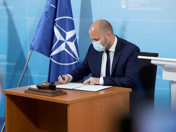Minister J. Naď pri podpise zmluvy