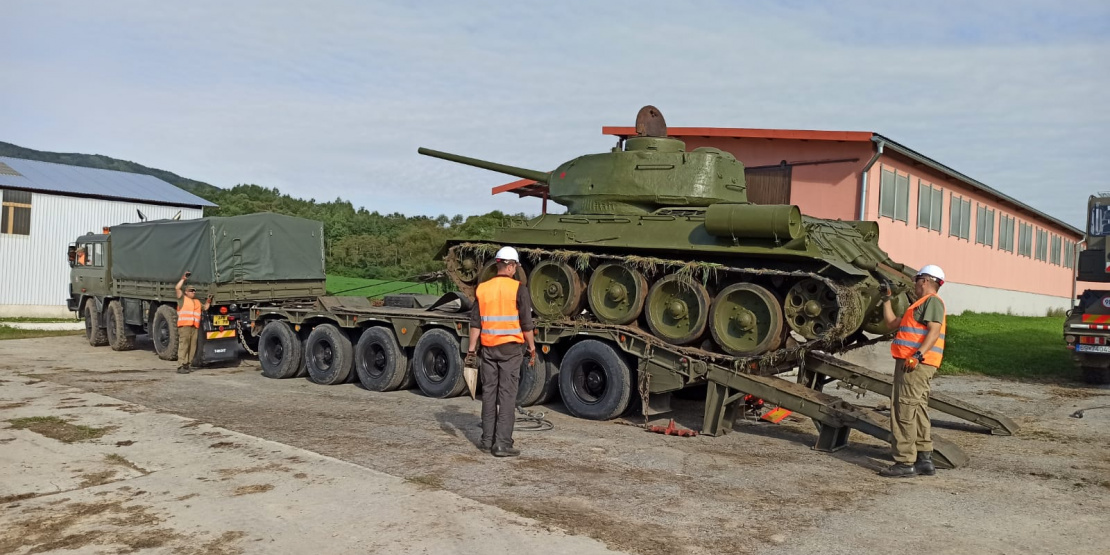 záber na presun tanku T-34 (1)