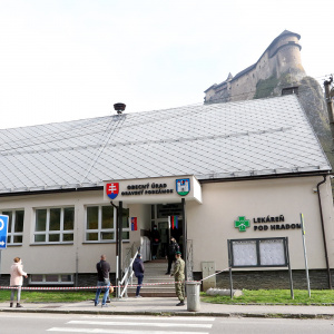 Občania čakajúci na odber