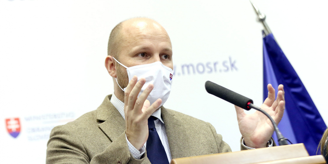 Minister_Jaroslav_Nad_odpoveda_na_otazky_novinarov_na_tlacovej_konferencii
