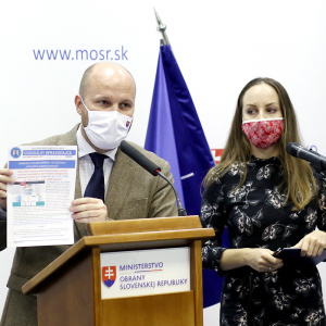Minister_Nad_ukazuje_manual_k_celoplosnemu_testovaniu