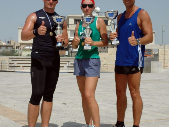 Trofeje za beh v Pafose: zľava nadporučík PODOBA, slobodíčka Tatiana HIŽNAYOVÁ, rotmajster ŠTĚPÁNIK