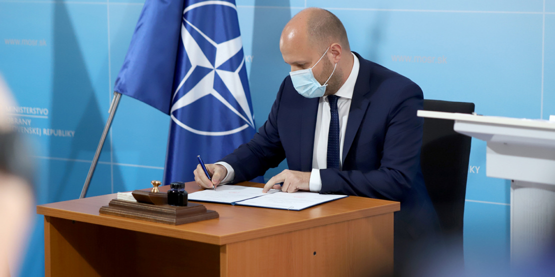 Ilustračný záber ministra obrany pri podpise dokumentov