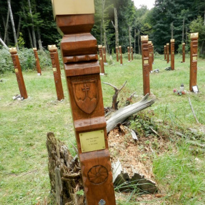 Vojenské lesy a majetky SR rekonštruujú pietne miesto na vrchu Borsó
