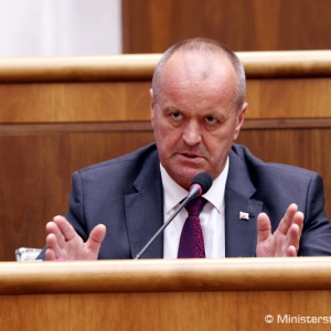 Minister Gajdoš čelil otázkam detí z poslaneckých lavíc
