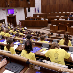 Minister Gajdoš čelil otázkam detí z poslaneckých lavíc