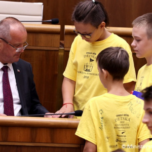 Minister Gajdoš čelil otázkam detí z poslaneckých lavíc