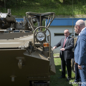 Minister Gajdoš odovzdal vojakom modernizované bojové vozidlá pechoty