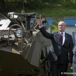 Minister Gajdoš odovzdal vojakom modernizované bojové vozidlá pechoty