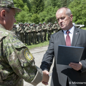 Minister Gajdoš odovzdal vojakom modernizované bojové vozidlá pechoty