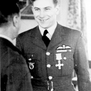 Otto Smik po dekorovaní britským DFC, 1944
