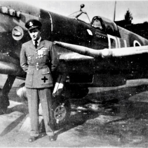 Otto Smik, veliteľ B-letky 312. stíhacej perute RAF pred Spitfirom Mk. IXC s trupovým označením DU-N