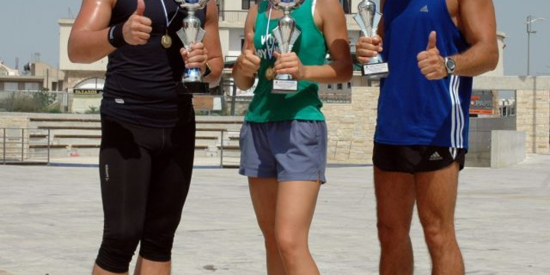 Trofeje za beh v Pafose: zľava nadporučík PODOBA, slobodíčka Tatiana HIŽNAYOVÁ, rotmajster ŠTĚPÁNIK