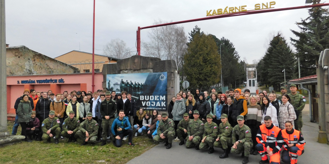 všetci zúčastnení sa fotia pred kasárňami SNP Zvolen