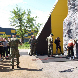 študenti sa pripravujú na lezeckú stenu