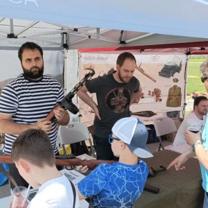 stánok s historickými zbraňami