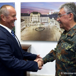 Minister Gajdoš rokoval s veliteľom Mnohonárodného zboru NATO Sever – Východ genpor. M. Hofmannom